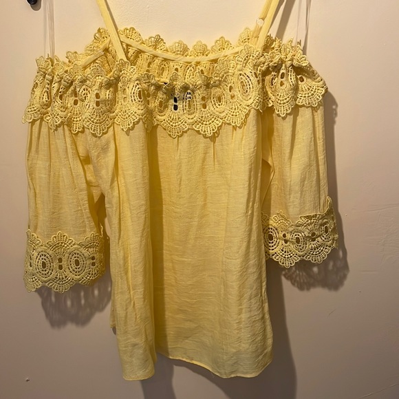Yellow Blouse. - Picture 1 of 5